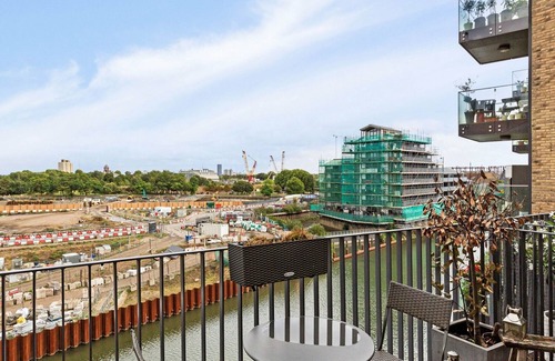 Bromley North Apartamento | Arty 1BD with City Views, Stratford