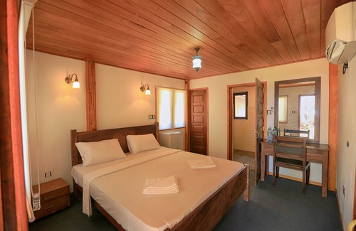 Pottuvil Division 2 Hotel | Arugambay PodBay
