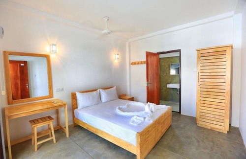 Pottuvil Division 2 Hotel | Arugambay Roccos