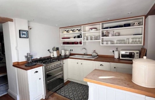 Arundel Casa | Arundel cottage with garden & balcony