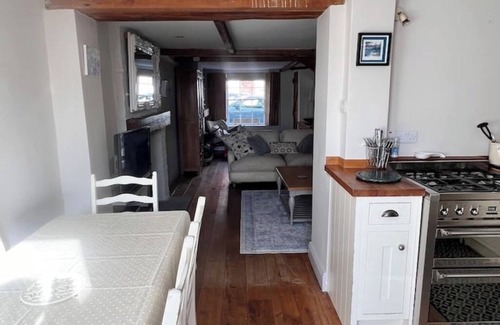 Arundel Casa | Arundel cottage with garden & balcony