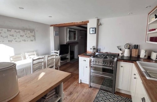 Arundel Casa | Arundel cottage with garden & balcony