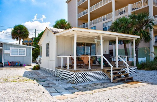 Treasure Island Casa | ¡Tan cerca del golfo como sea posible! La vista desde el porche es increíble. Todo actualizado y fresco.