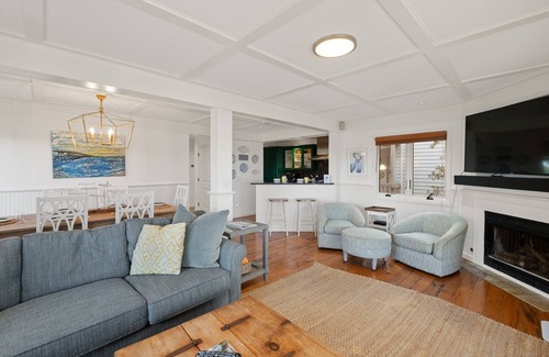 Bald Head Island Condominio | As you enter, the Bald Head Creek and marsh vistas-through the walls of windows-catch your eye.