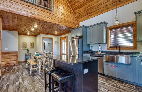Sevierville Cabina | Ascension Ridge - New Construction! - Great Views! 3 Bedroom Cabin by Redawning