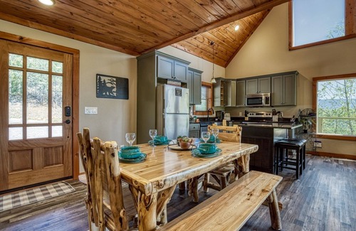 Sevierville Cabina | Ascension Ridge - New Construction! - Great Views! 3 Bedroom Cabin by Redawning