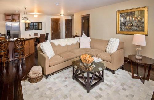 Avon Casa | Ascent Residence 208