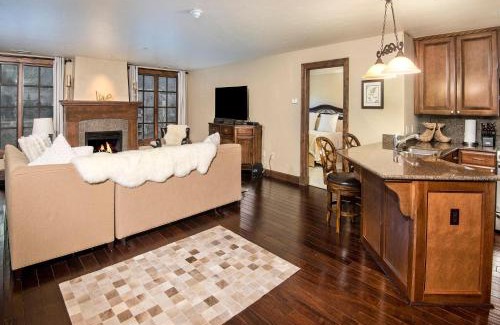 Avon Casa | Ascent Residence 208