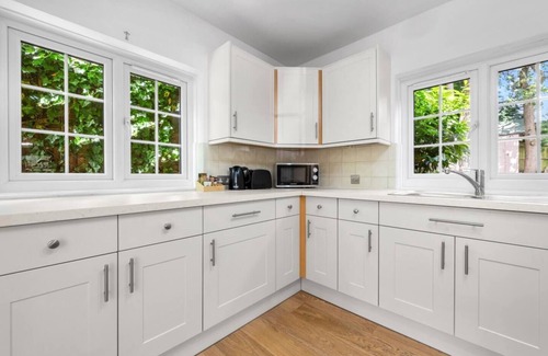 Ascot Casa | Ascot Haven: 4BR 2Bath FREE Spacious Priv Parking