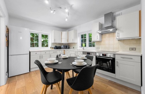 Ascot Casa | Ascot Haven: 4BR 2Bath FREE Spacious Priv Parking