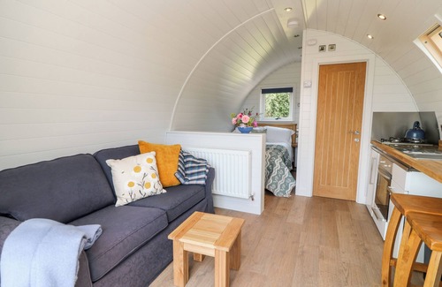 Saltash Cabaña | ASH, romantic, with hot tub in Saltash
