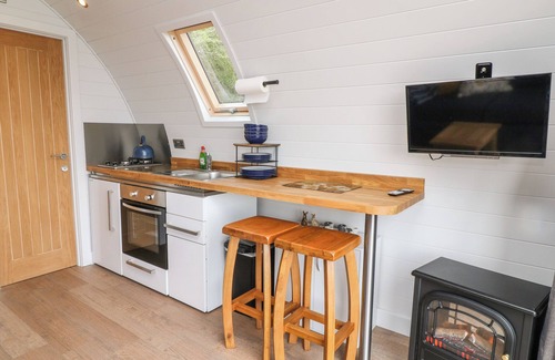 Saltash Cabaña | ASH, romantic, with hot tub in Saltash