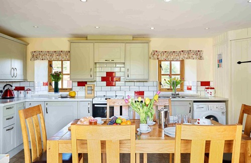 Trecastle Casa | Ash Tree Cottage with Hot Tub