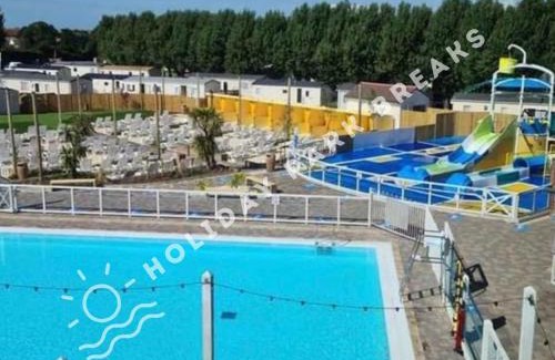 Selsey Casa | Ashcroft - Centrally located 2 bed with parking at Seal Bay Resort
