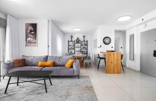 Ashdod Apartamento | Ashdod Luxe Escape Spacious, Stylish, with Mamád