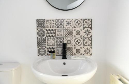 Barry Casa | Asher Suite by Koya Homes - 2-Bedroom Home, Downtown Barry, Free Parking