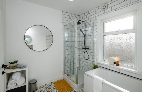 Barry Casa | Asher Suite by Koya Homes - 2-Bedroom Home, Downtown Barry, Free Parking