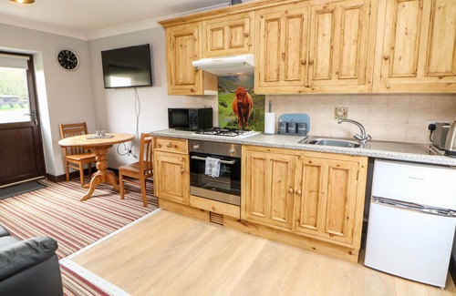 Over Haddon Cabaña | ASHFORD COTTAGE, pet friendly, character holiday cottage in Bakewell