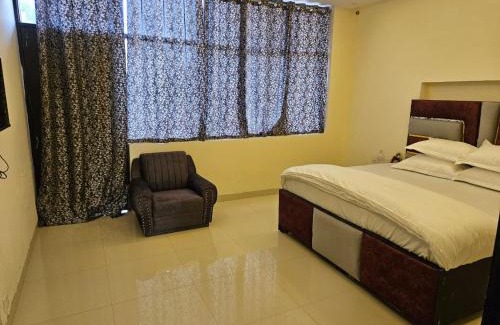 Greater Noida Cama Y Desayuno | Ashirwaad 249