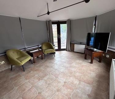 Milton Keynes Apartamento | Ashsons Cosy Studio Apartment Free Parking For Car or Small Van Only
