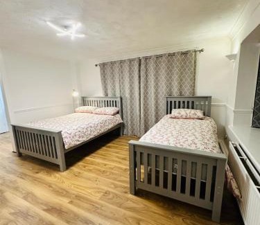 Milton Keynes Apartamento | Ashsons Cosy Studio Apartment Free Parking For Car or Small Van Only