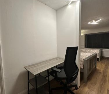 Milton Keynes Apartamento | Ashsons Cosy Studio Apartment Free Parking For Car or Small Van Only