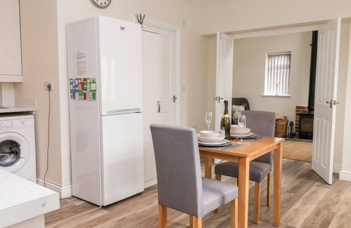 Winestead Cabaña | ASHTREE COTTAGE, pet friendly, country holiday cottage in Ottringham