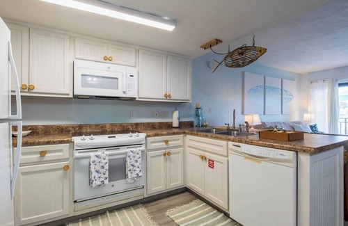 East End Condominio | 1 Min Walk Beach! Pool within Steps! Sleeps 6! AC, WiFi and 2 Community Pools
