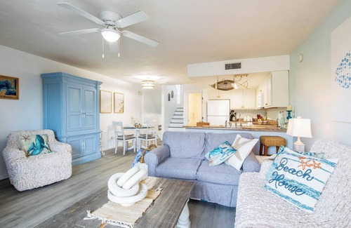 East End Condominio | 1 Min Walk Beach! Pool within Steps! Sleeps 6! AC, WiFi and 2 Community Pools