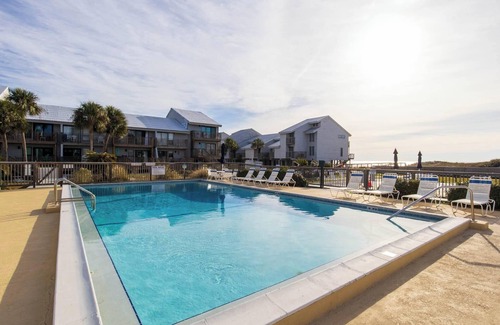 East End Condominio | 1 Min Walk Beach! Pool within Steps! Sleeps 6! AC, WiFi and 2 Community Pools