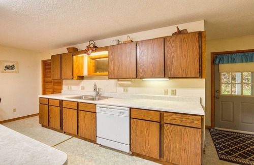 Maggie Valley Casa | Enjoy the amazing creek and beautiful scenery at Stream Song