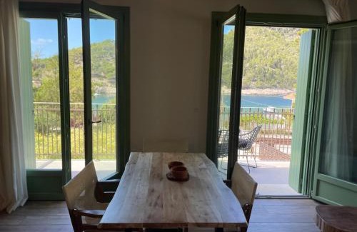 Frourion Apartamento | Asos Beachfront Apartment, Center village, 20m Beach - near Myrtos - Fiskardo