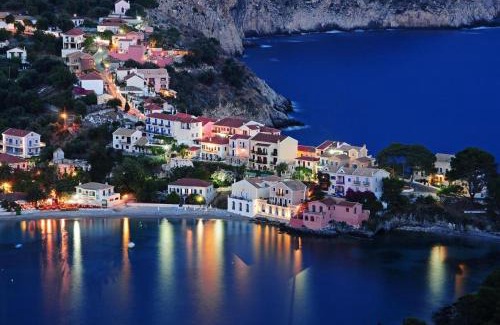Frourion Apartamento | Asos Beachfront Apartment, Center village, 20m Beach - near Myrtos - Fiskardo