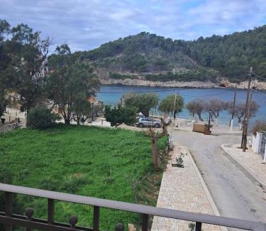Frourion Apartamento | Asos Beachfront Apartment, Center village, 20m Beach - near Myrtos - Fiskardo