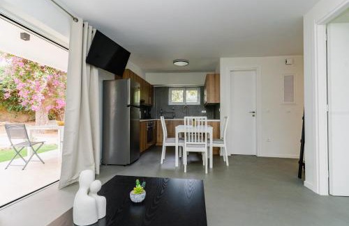 Vouliagmeni Apartamento | Aspa Luxury Garden Apartment in Vouliagmeni Center