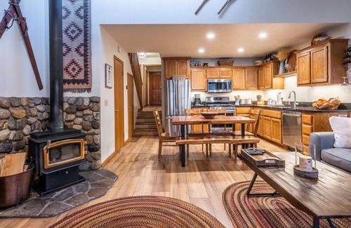 June Lake Condominio | Aspen Meadows 10 -Beautifully Furnished