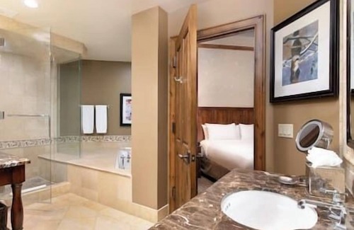 Downtown Complejo | Aspen Mountain Residences, Pool-Hot Tub, Fireplace