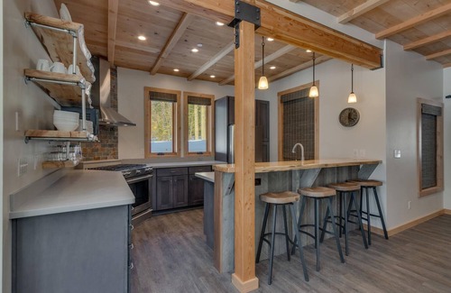 Tahoe Pines Casa | Aspen Paradise: 4 dormitorios / 2. 5 BA cuatro dormitorios en Homewood, capacidad para 8