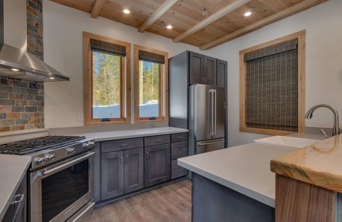 Tahoe Pines Casa | Aspen Paradise: 4 dormitorios / 2. 5 BA cuatro dormitorios en Homewood, capacidad para 8
