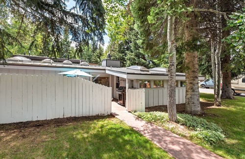 West End Casa | Aspen West End - Quiet Neighborhood 3 Bedroom Home by RedAwning