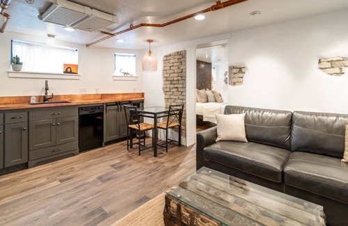Central Business District Apartamento | Aspenwood Manor- Brand New Basement Apartment Inspired by Southern Utah