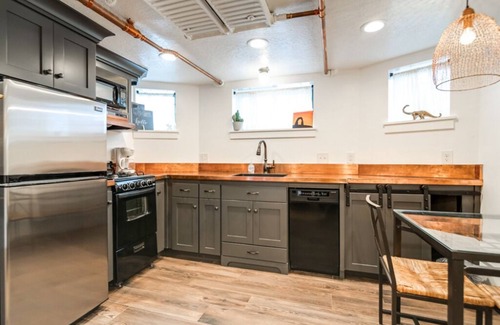 Central Business District Apartamento | Aspenwood Manor- Brand New Basement Apartment Inspired by Southern Utah
