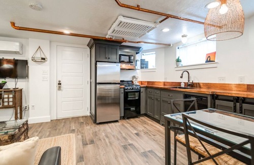 Central Business District Apartamento | Aspenwood Manor- Brand New Basement Apartment Inspired by Southern Utah