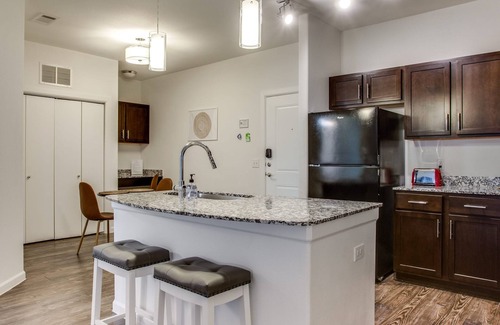 McNeil Apartamento | Astonishing Cozysuites on I-35 w Pool Parking 10