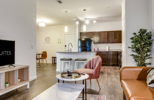 McNeil Apartamento | Astonishing Cozysuites on I-35 w Pool Parking 10