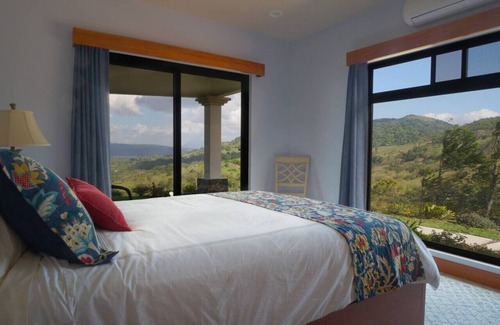 Tronadora Villa | Astounding Views of Lake Arenal and Arenal Volcano