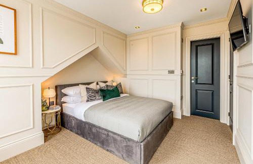 Queen's Park Apartamento | Astounding 4BR Haven with garden Queens Park Tube