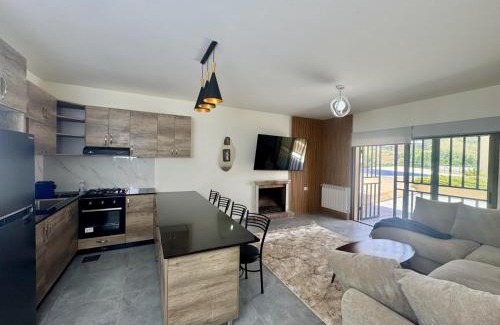 Kfardebian Apartamento | Astra Faqra 3BR w Pool and Balcony