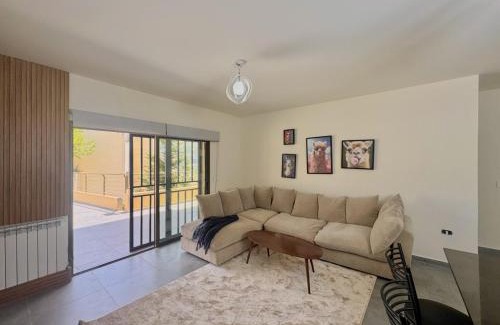 Kfardebian Apartamento | Astra Faqra 3BR w Pool and Balcony