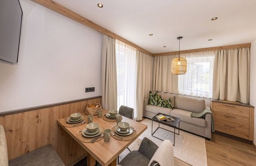 Bruck an der Grossglocknerstrasse Apartamento | Beautiful apartment for 4 guests with WIFI, TV, balcony, pets allowed and parking